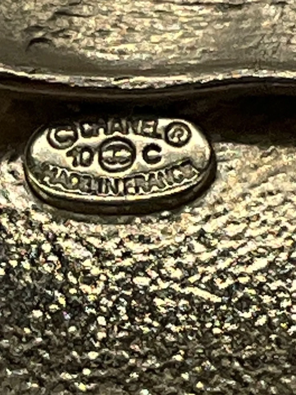 CHANEL 2010 RED / BRUSHED GOLD CC LOGO CIRCULAR ENAMEL LOCKET RING